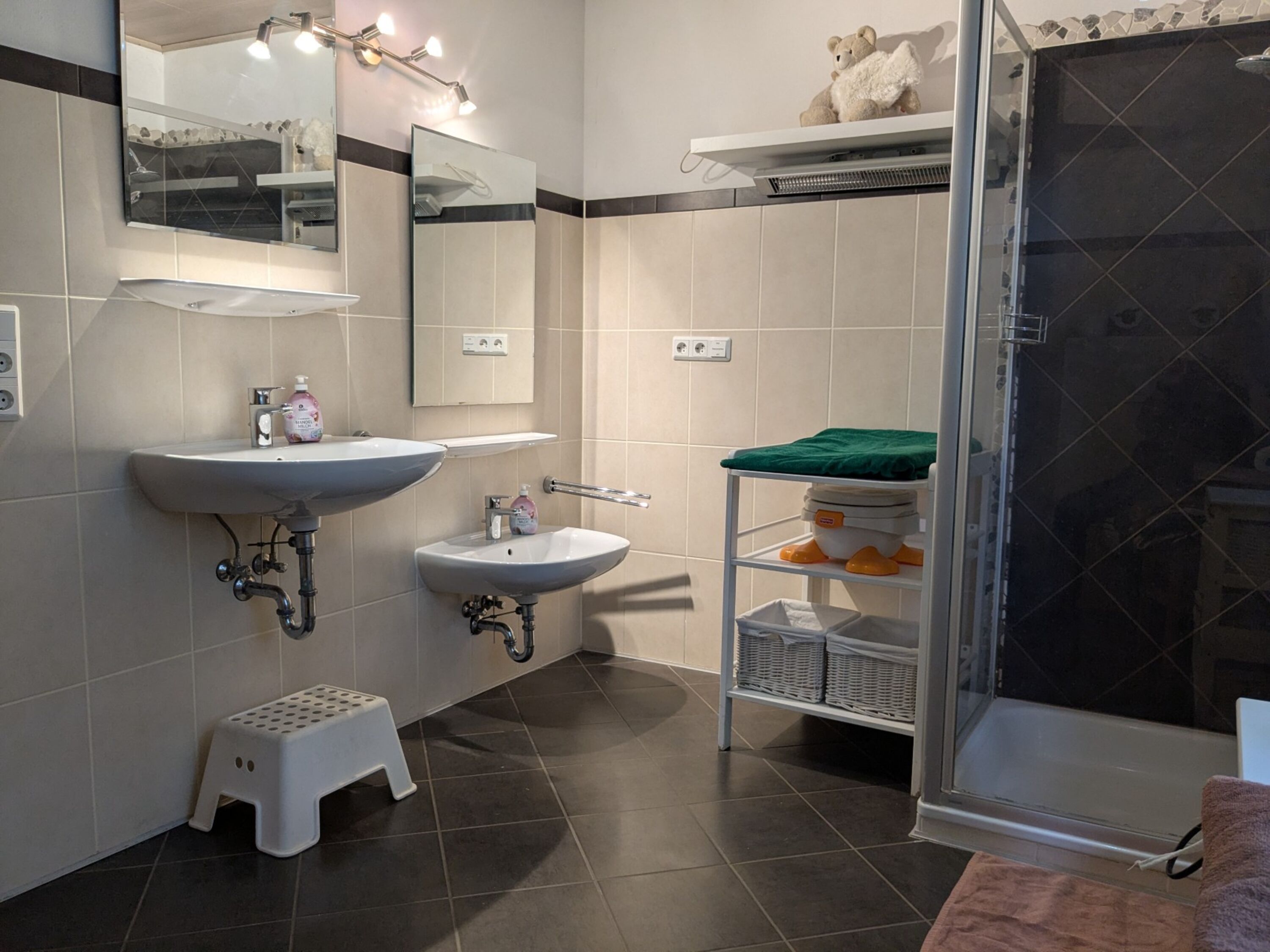 Badezimmer mit Kinderwaschbecken