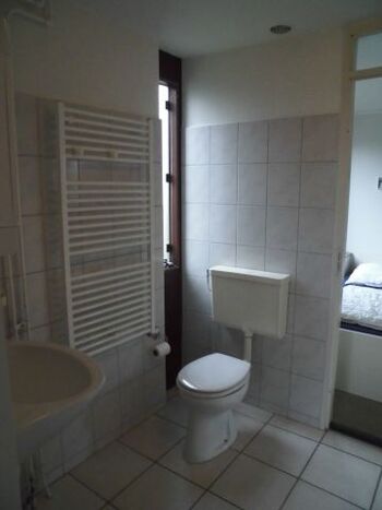 Bad mit Badewanne, Parterre