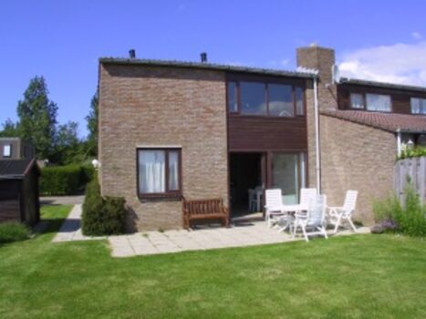 Haus von hinten mit Terrasse und Garten, Südseite