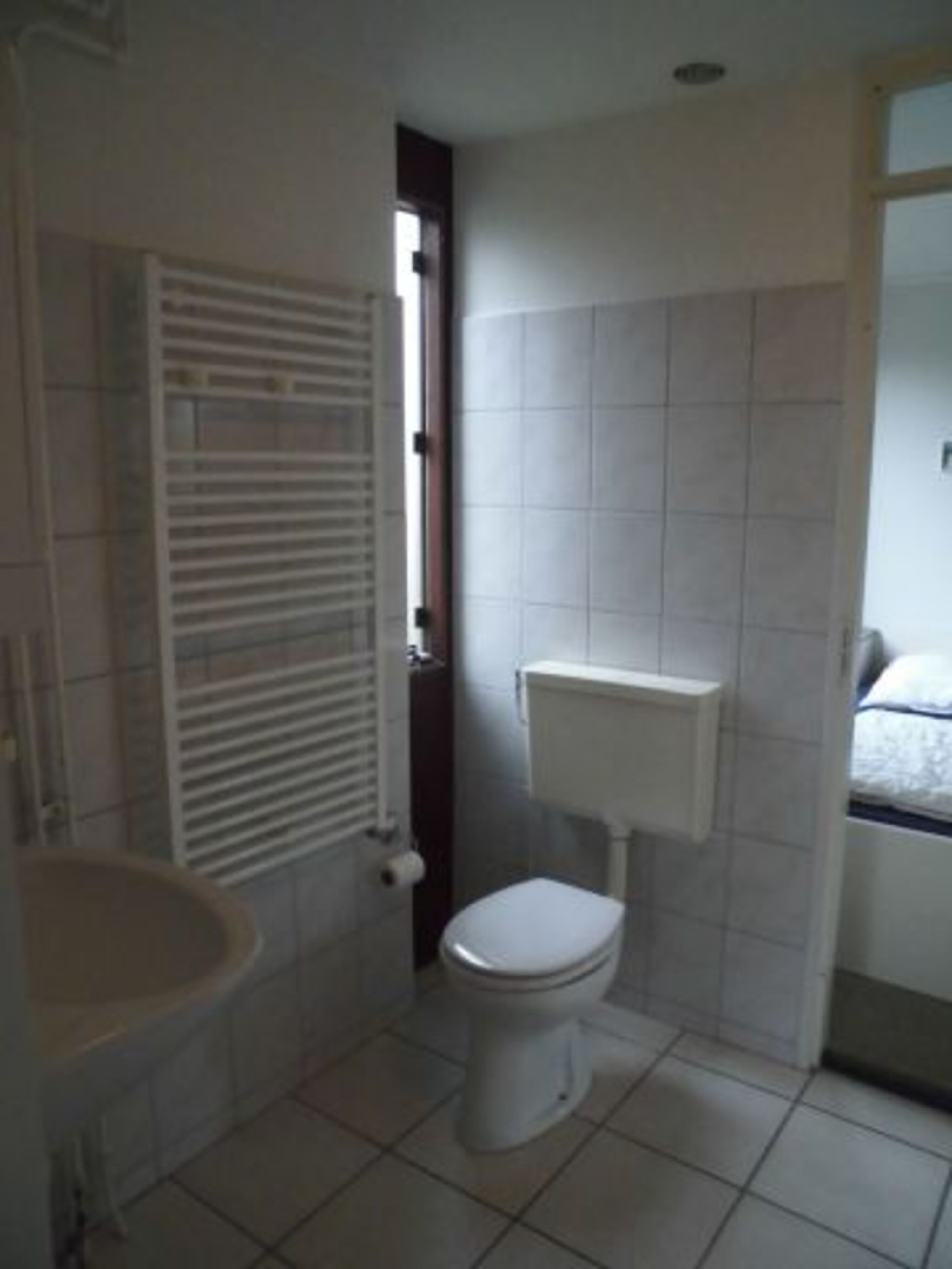 Bad mit Badewanne, Parterre