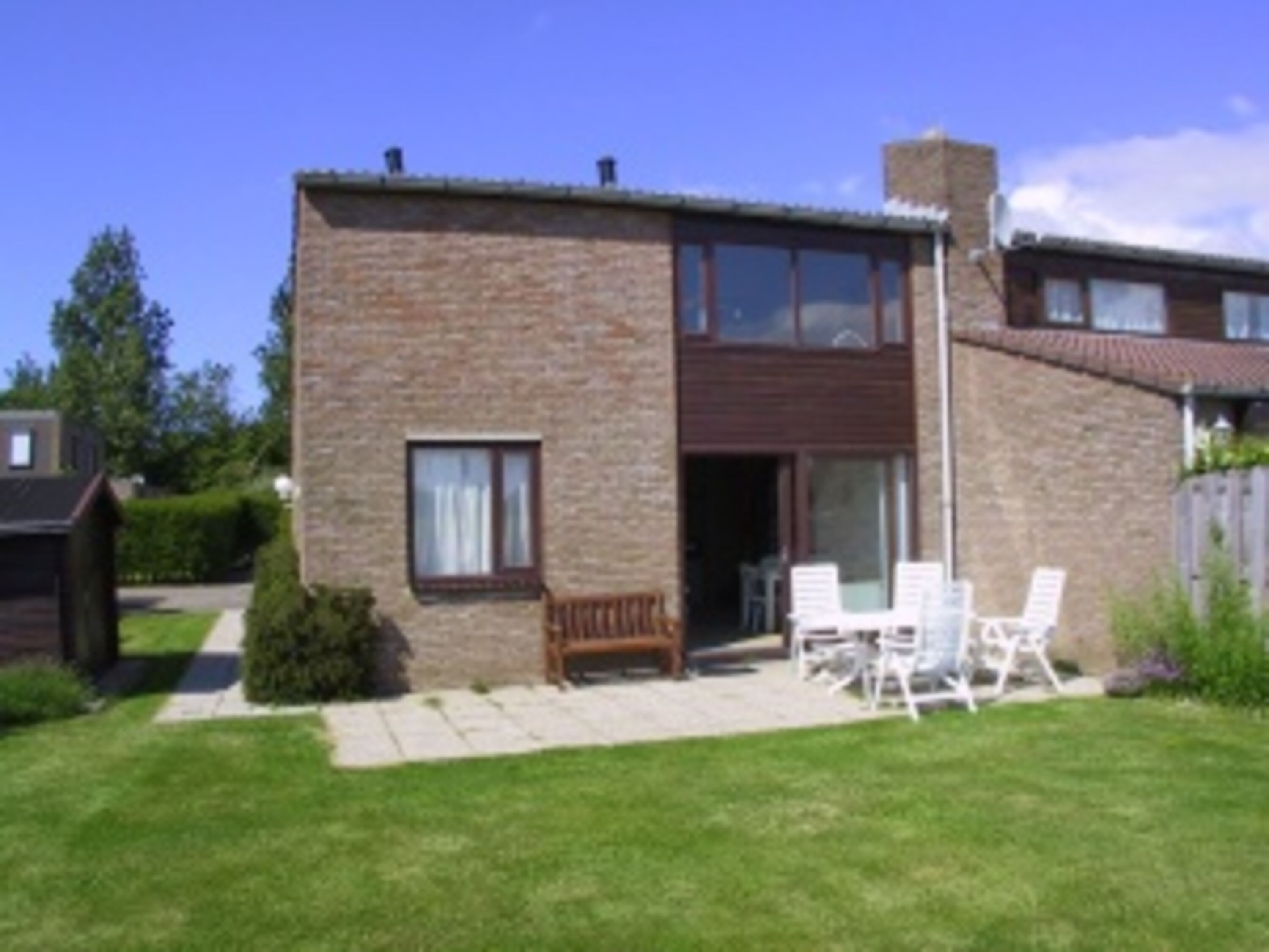 Haus von hinten mit Terrasse und Garten, Südseite