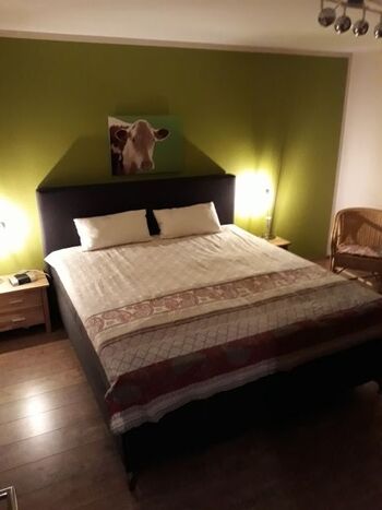 Schlafzimmer mit Boxspringbett 1.80x2.00 m