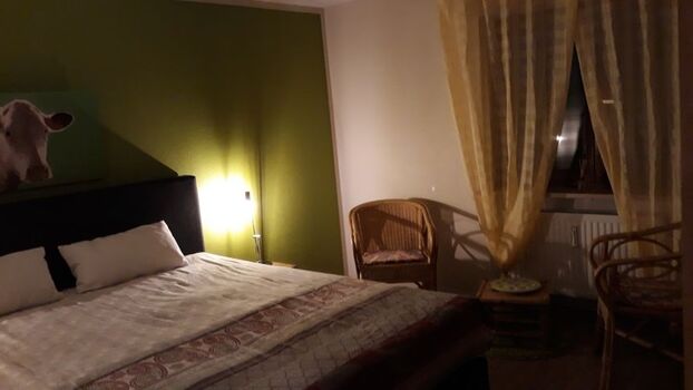 Großes Schlafzimmer mit Sitzecke