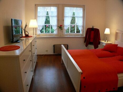 Hauptschlafzimmer mit Fernseher