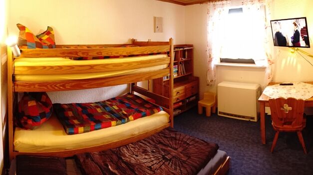 Kinderzimmer Etagenbett mit Ausziehbett