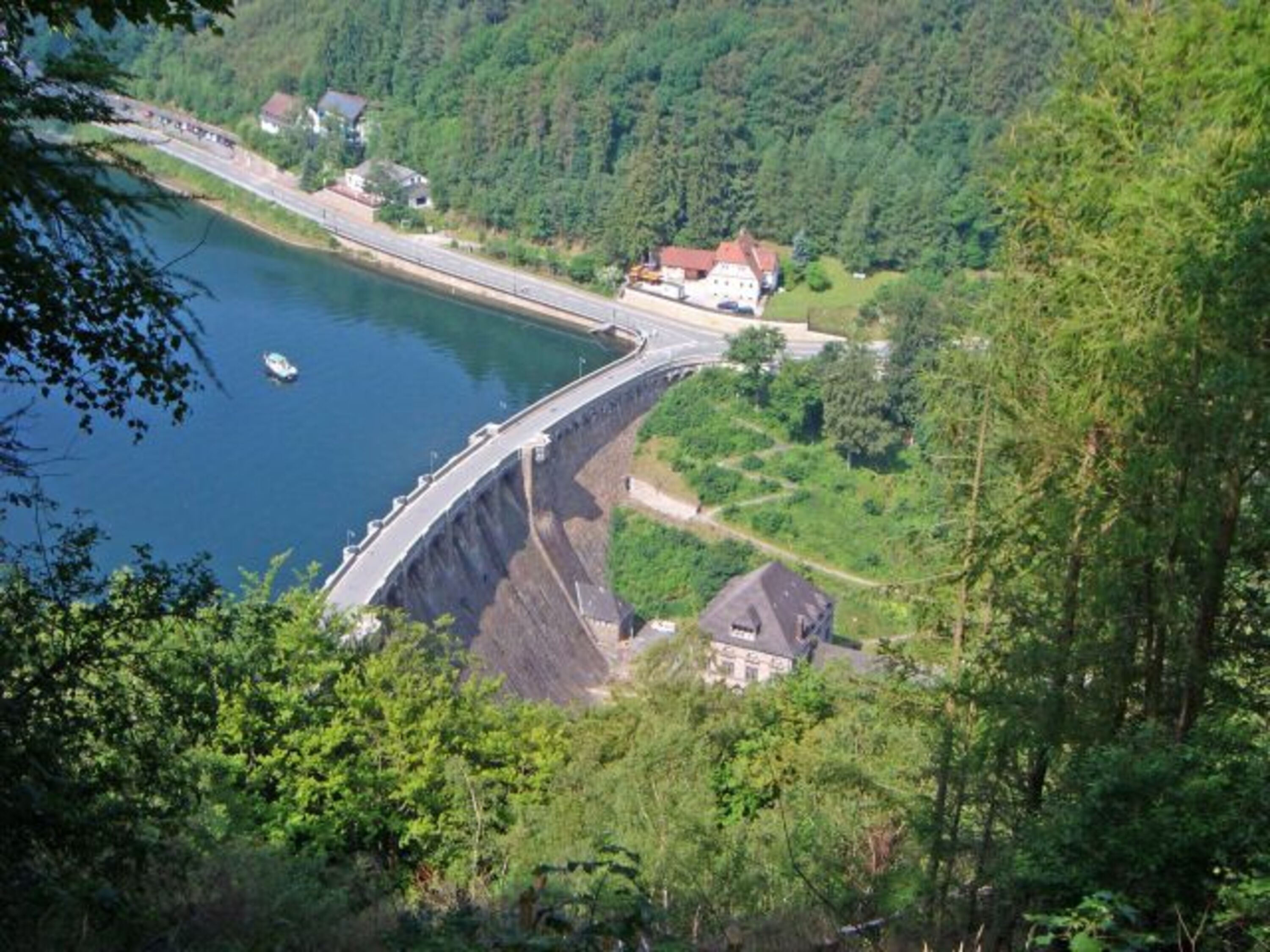 Blick vom Eisenberg auf die Staumauer