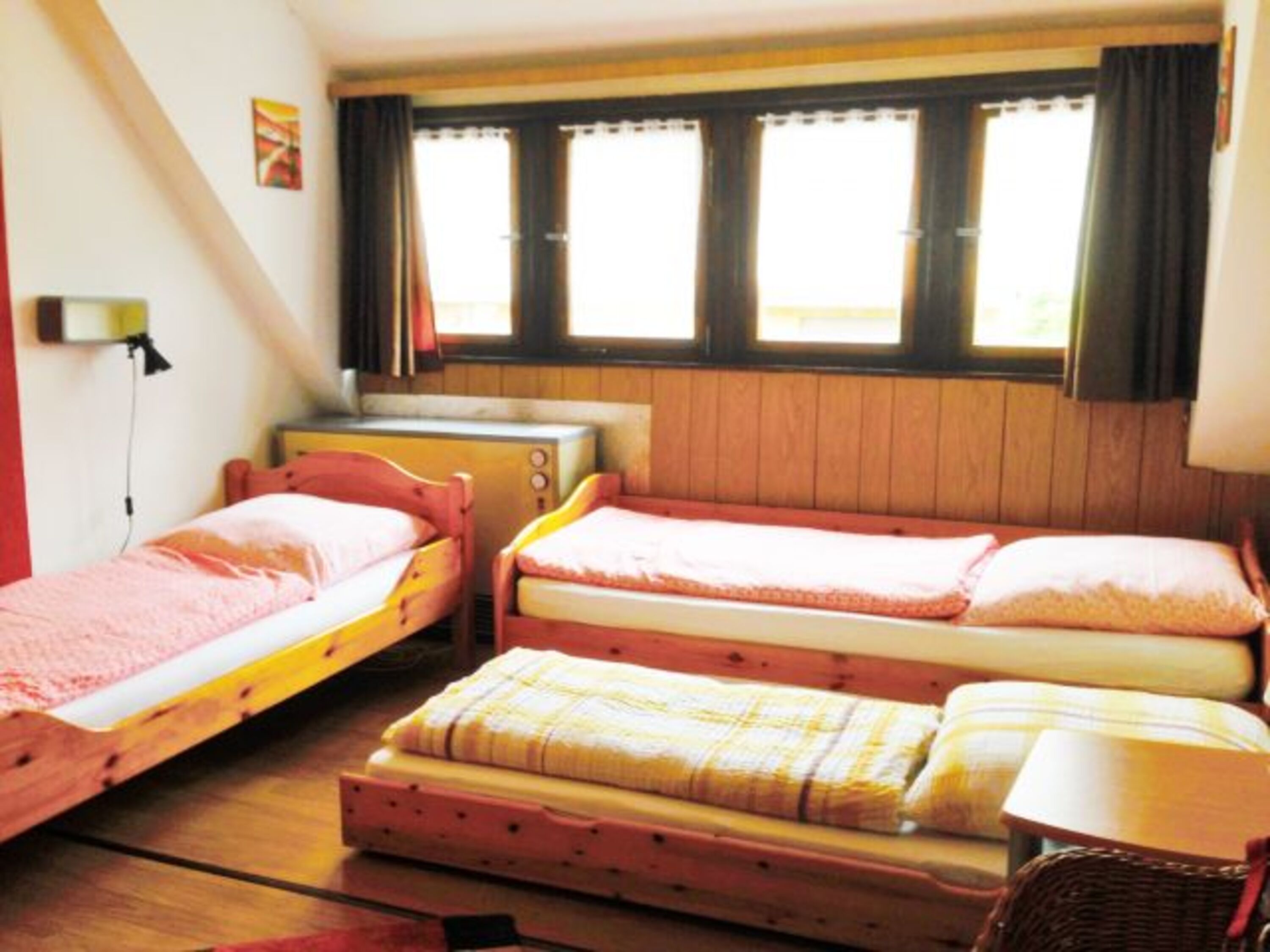 Schlafzimmer mit 3Einzelbetten
