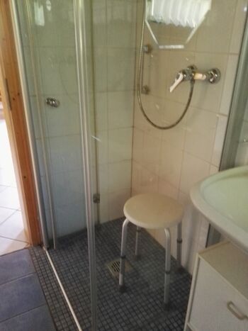 ebenerdige Dusche mit Duschhocker