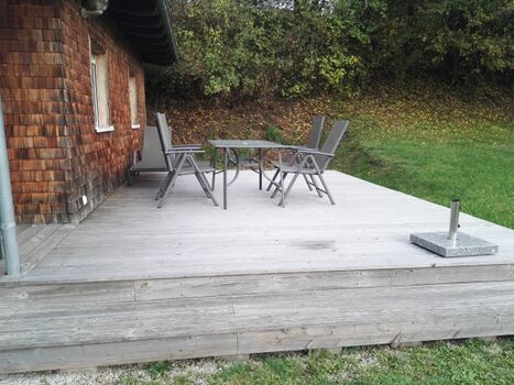 Terrasse mit Gartenmöbeln