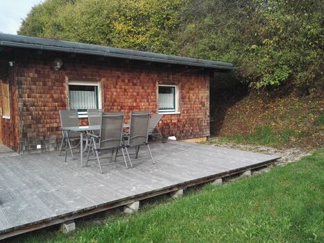 Terrasse mit Gartenmöbeln