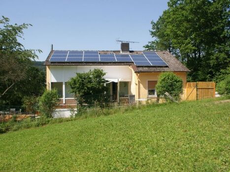 Garten ist mit 1,50 m Zaun eingezäunt.