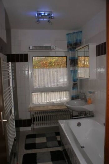 Badezimmer mit Wanne und Dusche 