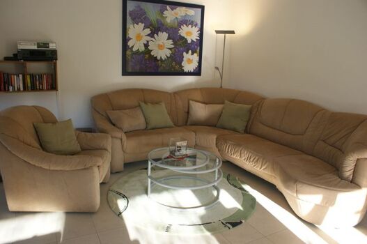 Wohnzimmer mit drei großen Fenstern