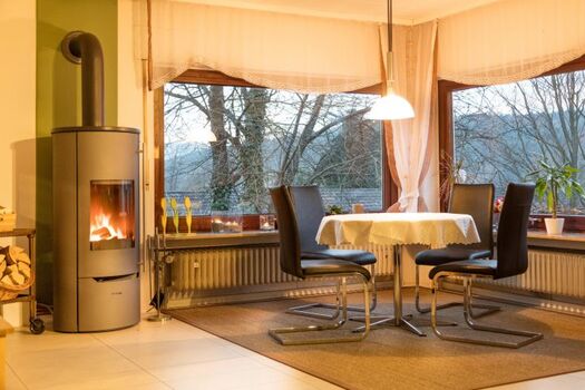 Essecke mit Kaminofen