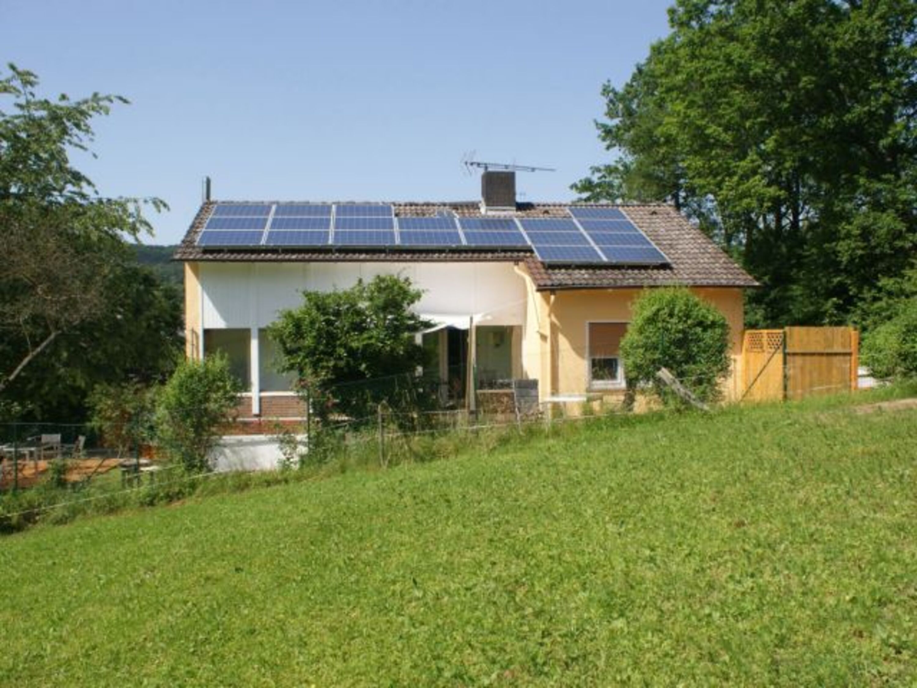 Garten ist mit 1,50 m Zaun eingezäunt.