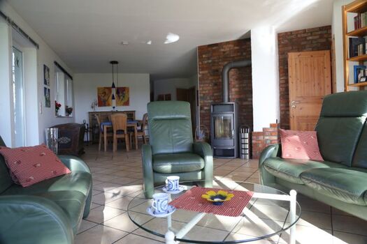 Blick von der Terrasse in den Wohn-/Essbereich 