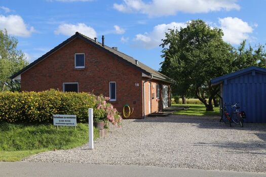 viel Platz biete der geräumige, eigene Parkplatz