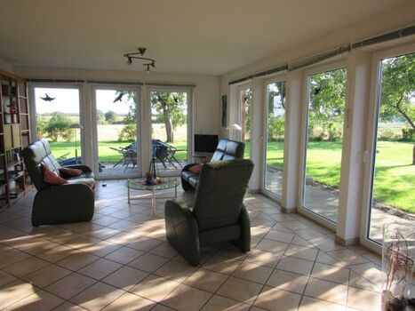 im geräumigen, hellen Wohnzimmer sitzt man wie "imFreien"