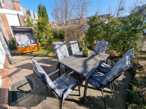 Terrasse mit Gartenmöbel und Strandkorb
