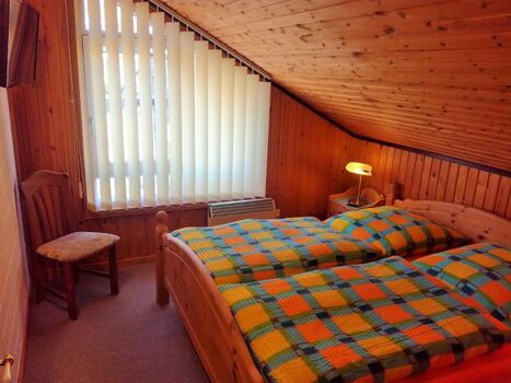 Schlafzimmer OG mit Bett 1,80m x 2,00m TV