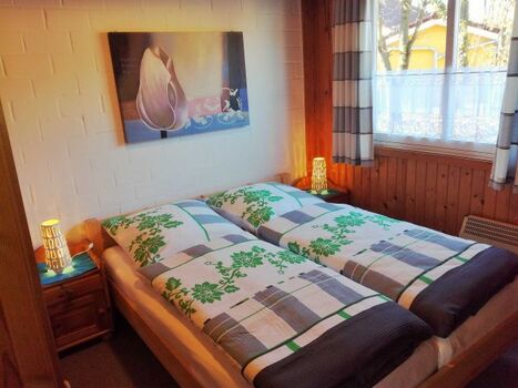 Schlafzimmer EG mit Bett 1,60m x 2,00m