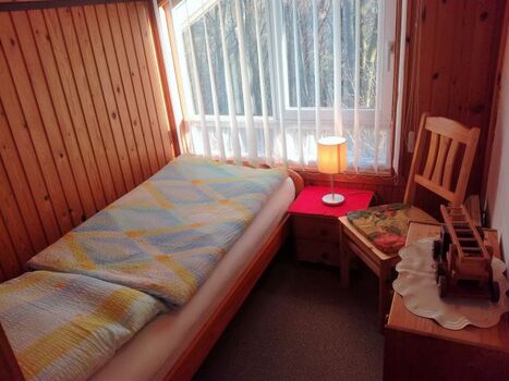Schlafzimmer OG mit Bett 0,90m x 2,00m