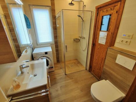 Badezimmer mit Waschmaschine