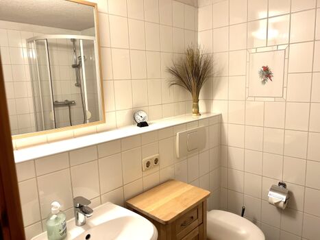 Badezimmer mit Dusche