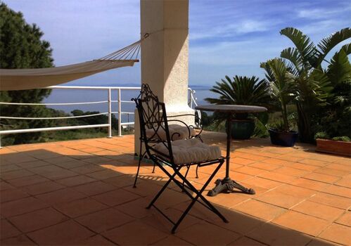 Auf der Terrasse mit Meerblick