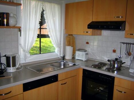 Küche mit Spülmaschine etc.