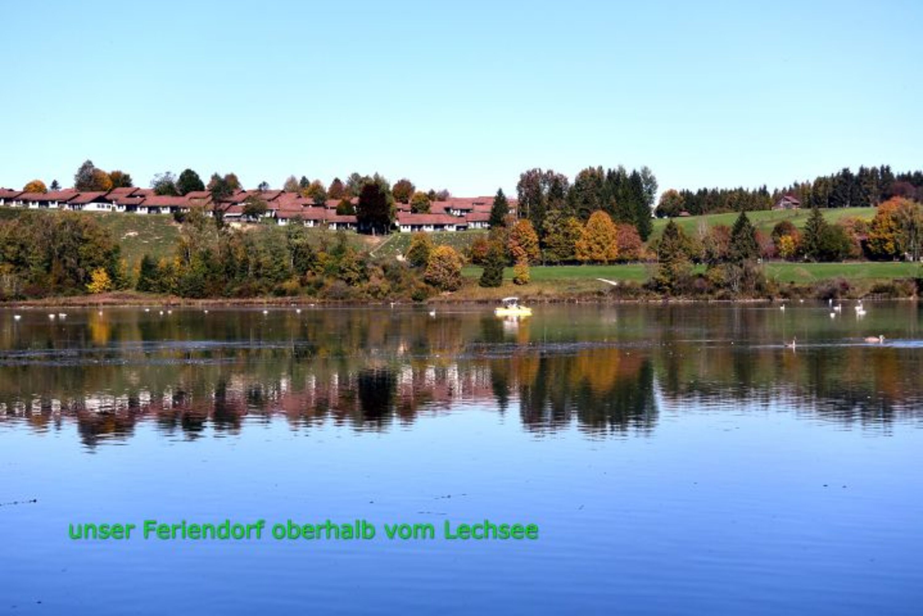 Das Haus steht in vorderster Reihe zum See