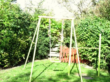 Schaukel und Klettergerüst