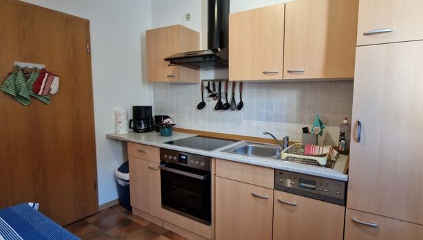 Voll ausgestattete Küche mit Spülmaschine, Mikrowelle, Herd mit Backofen