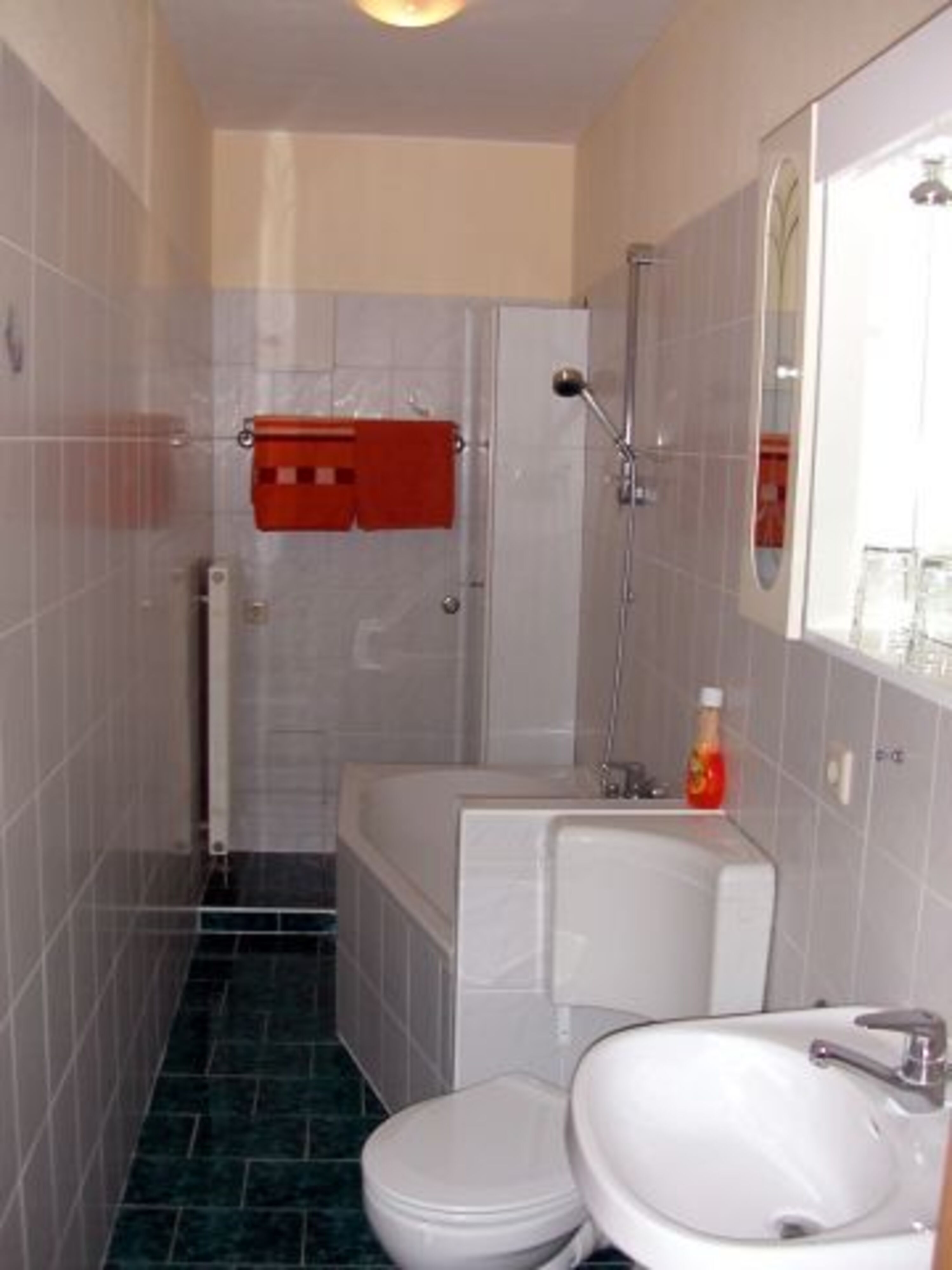 Bad mit Badewanne