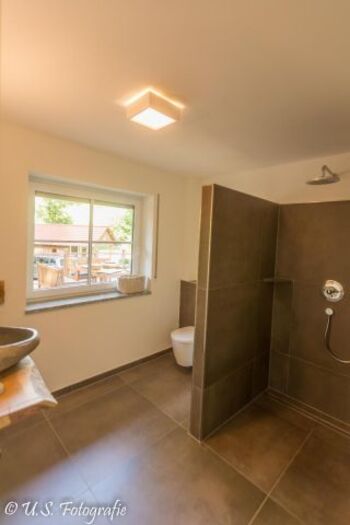 2 großzügige Bäder