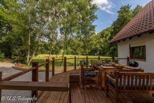 Von der Küche aus gelangt man  zur Terrasse und in den Garten