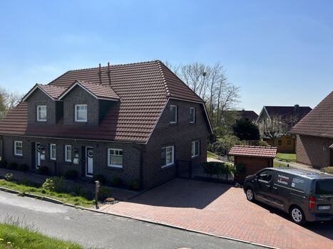 Straßenansicht mit Parkplatz 