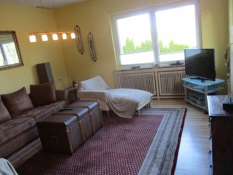 Heller, freundlicher Wohnbereich mit Blick ins Grüne