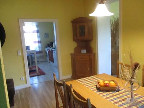 Geradeaus gehts in die große Landhausküche