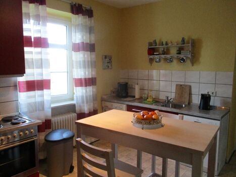 Weiterer Eßtisch mit 2 Hochstühlen