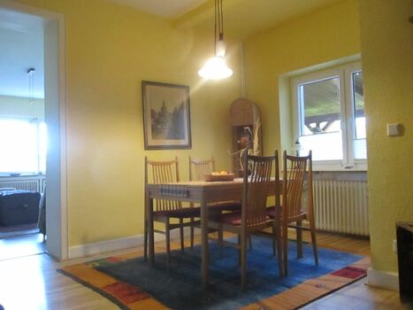 Eßzimmer mit Terrassenblick und großen Ausziehtisch