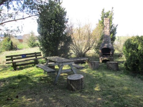 Grillbereich ( gegenüber der Fewo am Fluss )