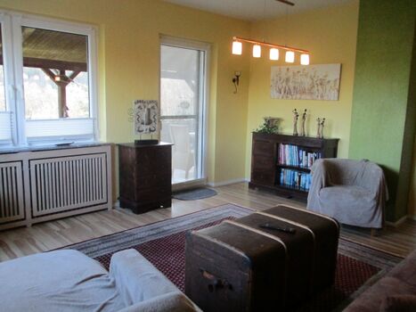 Direkter Zugang zur Aussenterrasse mit Fliegengitter ( Mückenschutz )