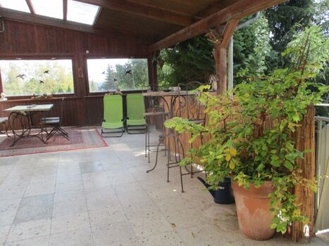 Die grosse Aussenterrasse ist komplett eingezäunt