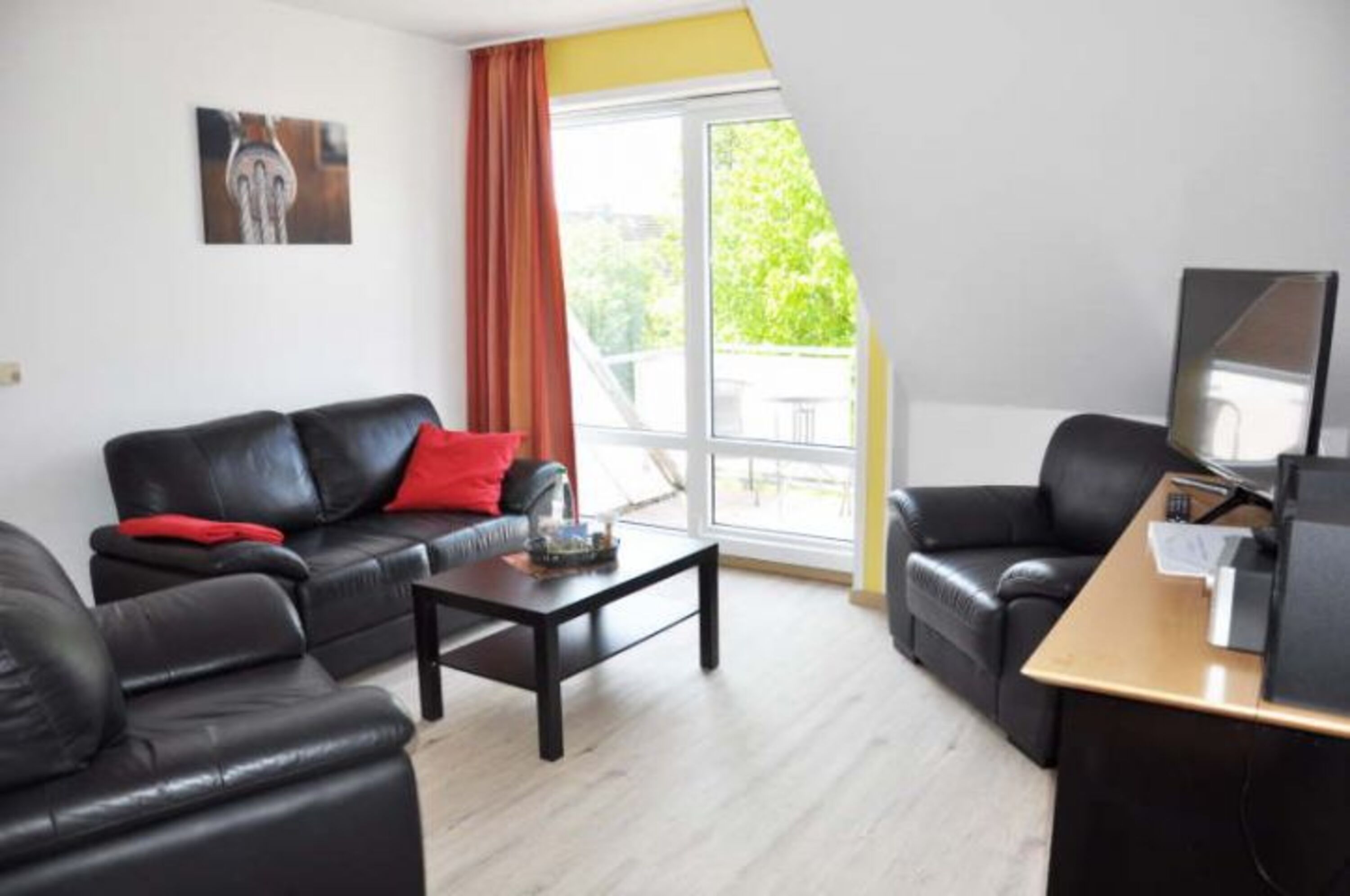 Wohnzimmer mit Balkon