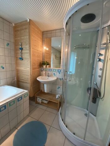 Bad mit Dusche und Wanne