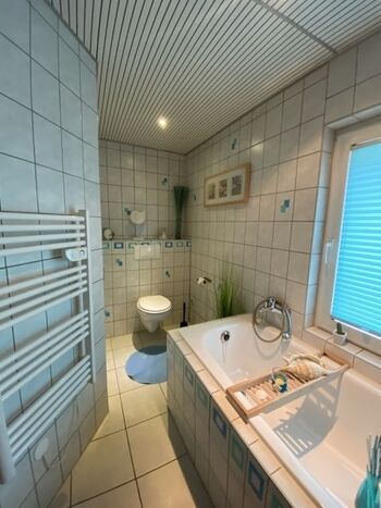 Bad mit Dusche und Wanne