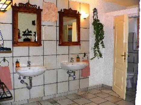 Kutscherhaus Casa Chabeli - Badezimmer, 2 Duschen, 2 Waschbecken, 2 Toiletten