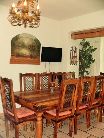 Kutscherhaus Casa Chabeli - Mediterraner Landhaustisch, lädt zum gemütlichen sitzen ein, ...