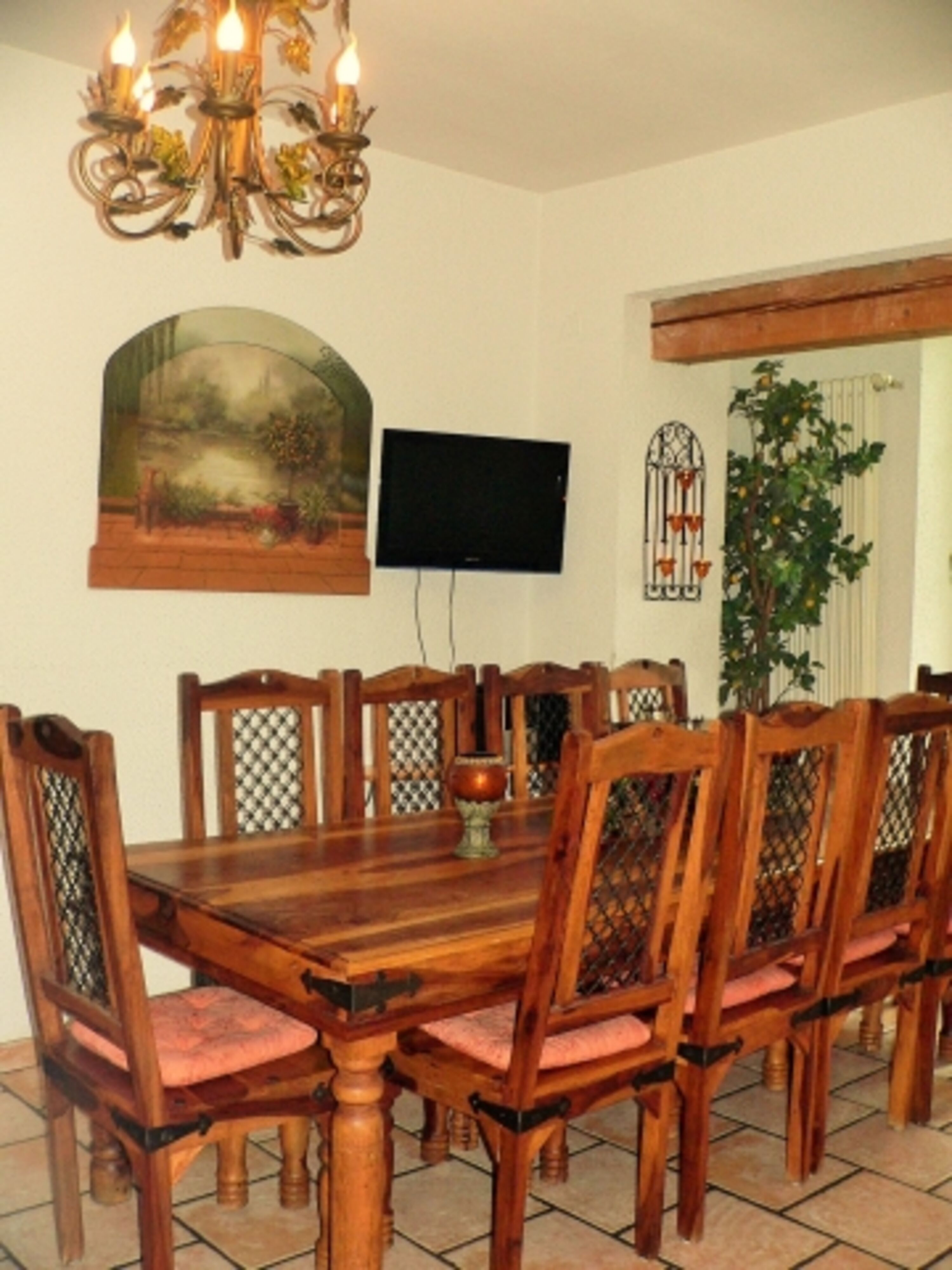 Kutscherhaus Casa Chabeli - Mediterraner Landhaustisch, lädt zum gemütlichen sitzen ein, ...